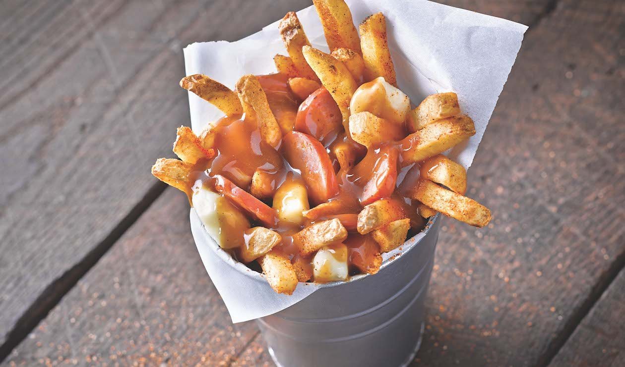 Poutine Cajun à la Saucisse Fumée – - Recette