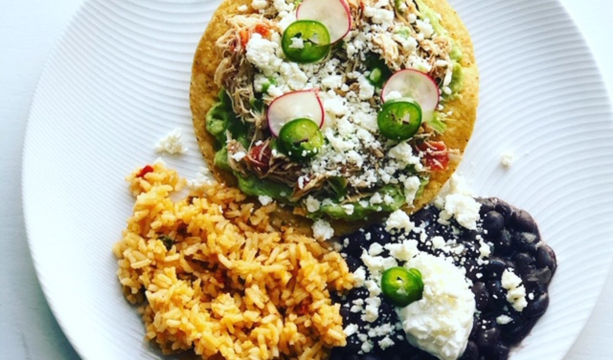 Tostadas de Pollo (Tostadas de poulet effiloché) – - Recette