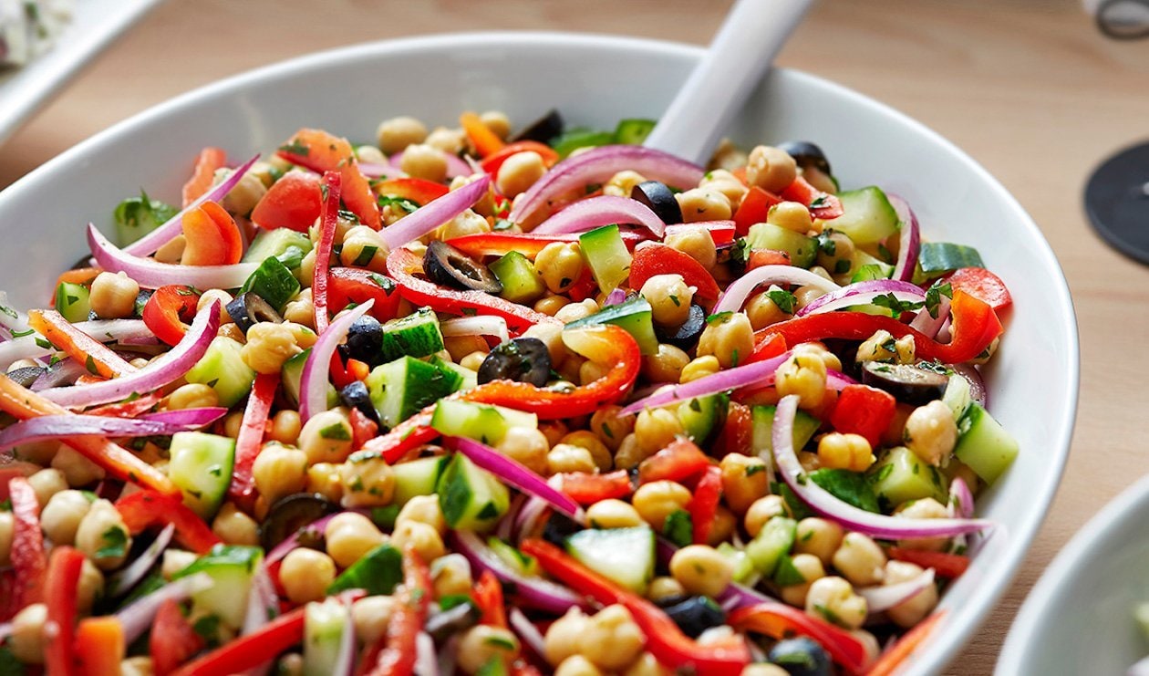 Salade de Légumes Hachés et de Pois Chiches à la Méditerranéenne – - Recette