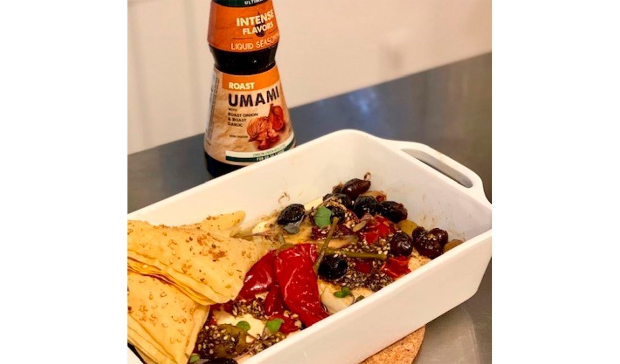 Feta Rôti au Zaatar avec Olives et Piments de Calabre, Vinaigrette Miel et Tahini – - Recette Feta Rôti au Zaatar avec Olives et Piments de Calabre, Vinaigrette Miel et Tahini – - Recette