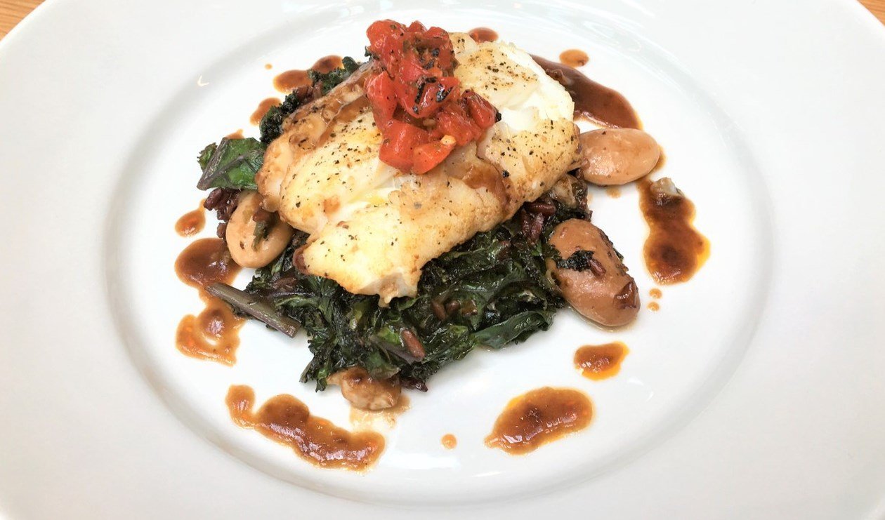 Morue Poêlée avec Chou Frisé Pourpre et Sauce Demi-Glace au Vin Blanc – - Recette Morue Poêlée avec Chou Frisé Pourpre et Sauce Demi-Glace au Vin Blanc – - Recette