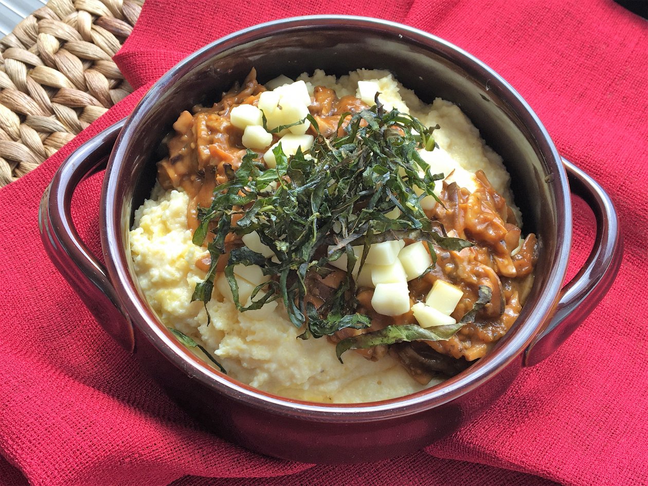 Ragoût de Champignons avec Polenta Crémeuse, Fromage Taleggio et Verdures Carbonisées – - Recette