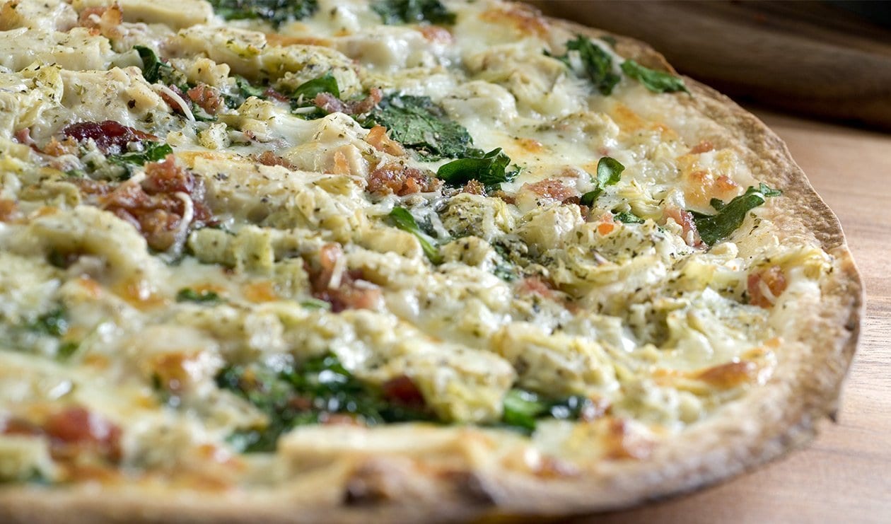 Pizza aux Epinards, aux Artichauts et au Bacon – - Recette