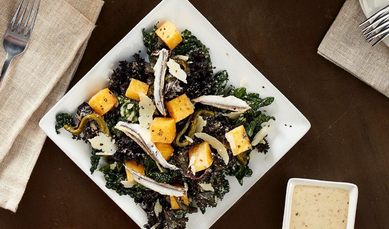 Salade César au Kale, Piment Poblano épicé et Croûtons à la Polenta – - Recette