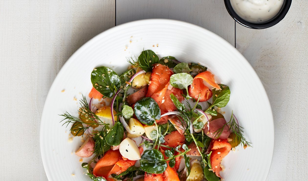 Salade de Saumon Fumé "Bagel Plein Goût" avec Ranch Crémeuse à l'Aneth – - Recette