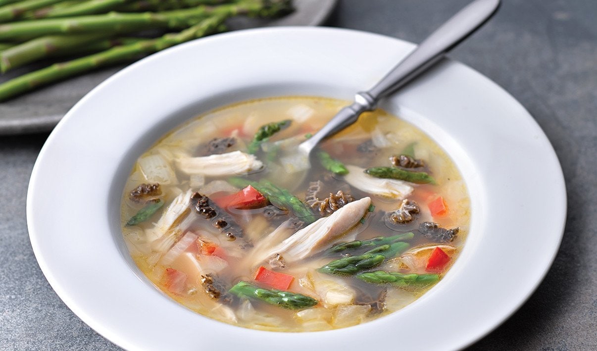 Soupe au poulet avec asperges et morilles – - Recette