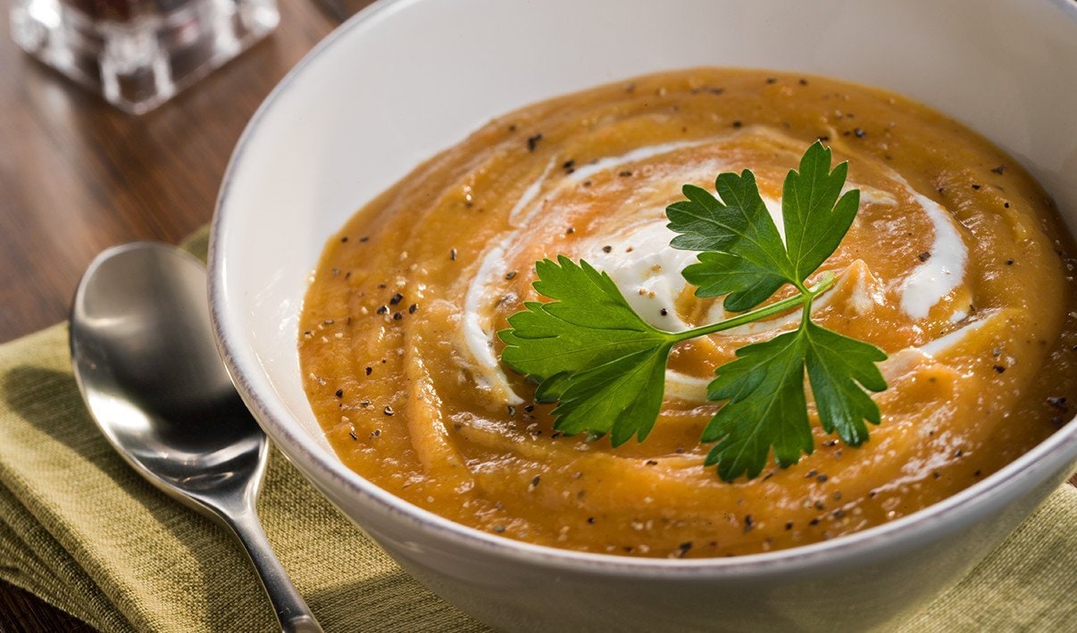 Soupe aux légumes racines grillés au cari – - Recette