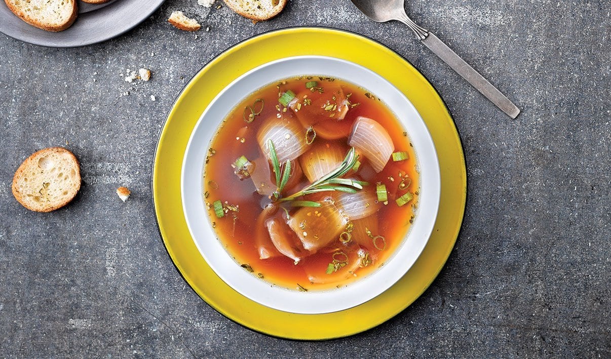 Soupe aux Oignons doux Rôtis au Romarin et à l’Ail – - Recette