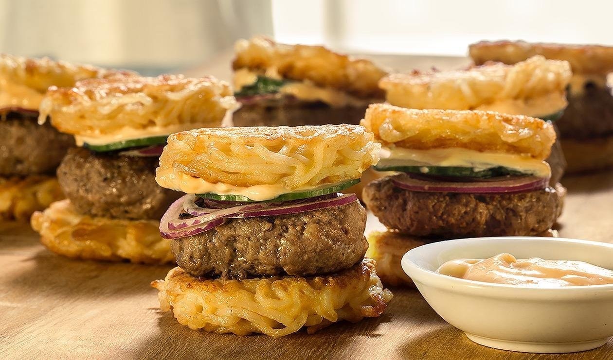 Mini-burgers aux nouilles ramen au sriracha et mayonnaise épicée – - Recette