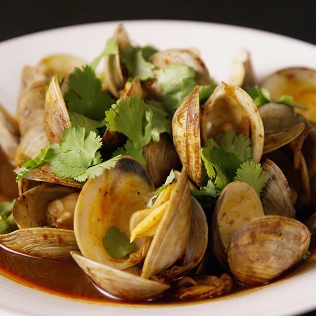 Watch Chef Kyle Jakobi Prepare Surf n' Turf Clams Watch Chef Kyle Jakobi Prepare Surf n' Turf Clams