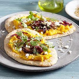 Pain pita au hoummos à la courge, au zaatar et au confit d’oignons Pain pita au hoummos à la courge, au zaatar et au confit d’oignons