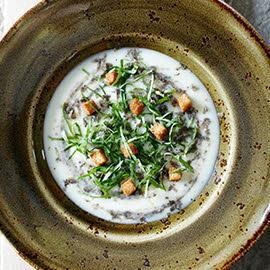 Soupe aux légumes oubliés avec cresson et truffes Soupe aux légumes oubliés avec cresson et truffes
