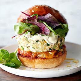Hamburger végétarien au tofu et aux courgettes avec mayonnaise à la moutarde Hamburger végétarien au tofu et aux courgettes avec mayonnaise à la moutarde