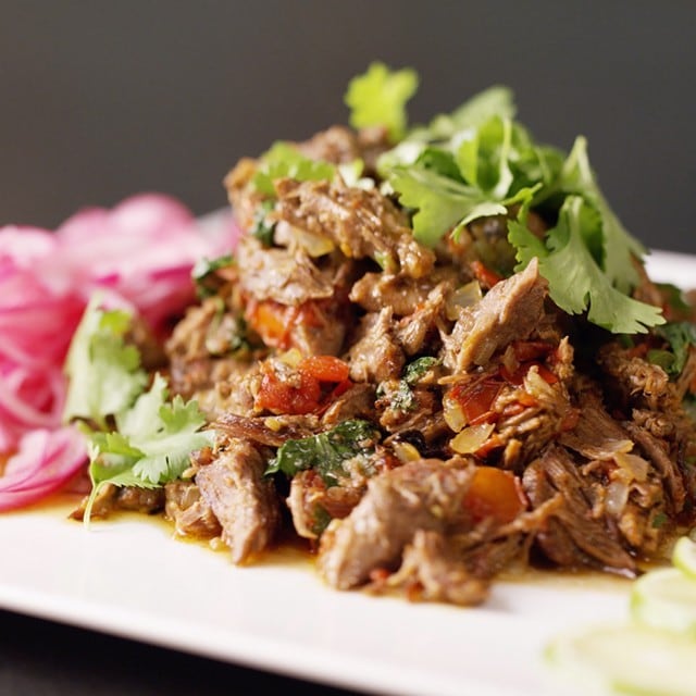 Regardez le chef Kyle Jakobi préparer l'agneau Borrego