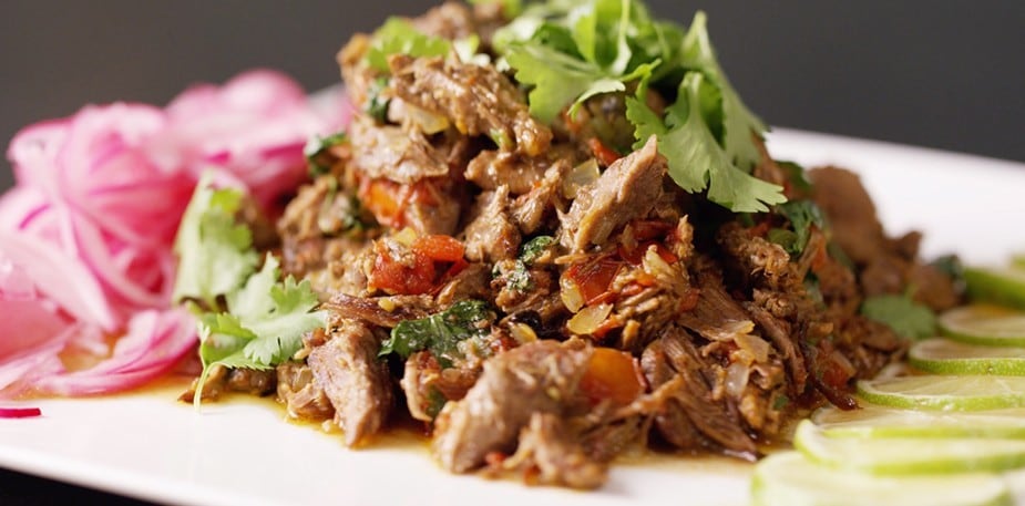 Regardez le chef Kyle Jakobi préparer l'agneau Borrego