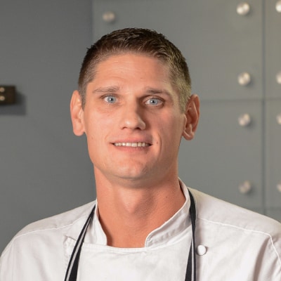 Le chef Kyle Jakobi Le chef Kyle Jakobi