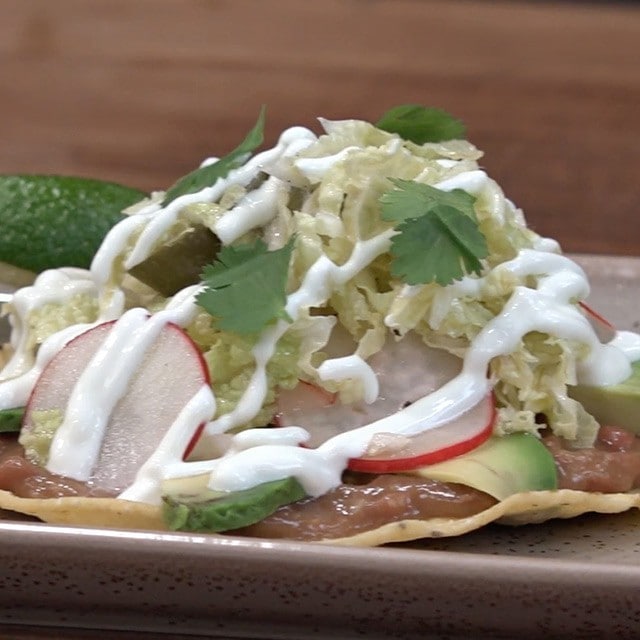 Tostada aux haricots rouges