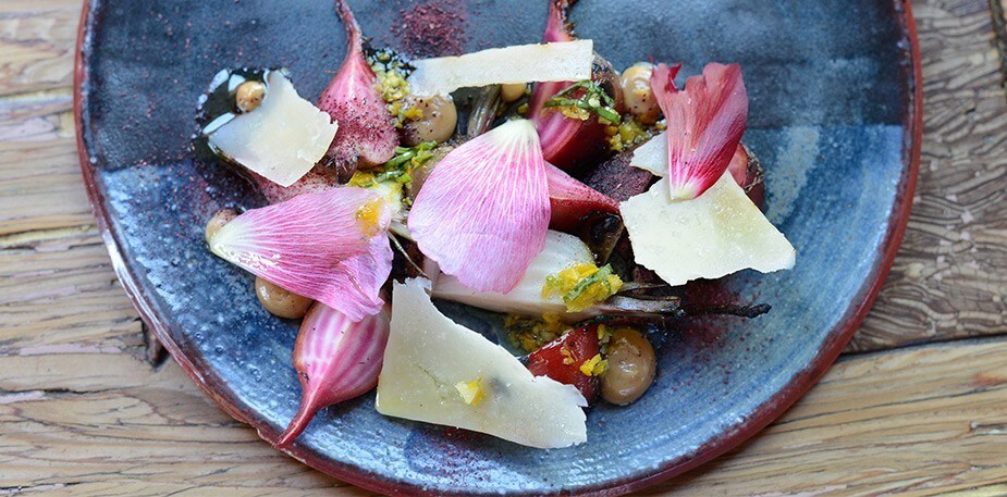 Betteraves grillées à la purée d’ail du chef Diego Hernandez