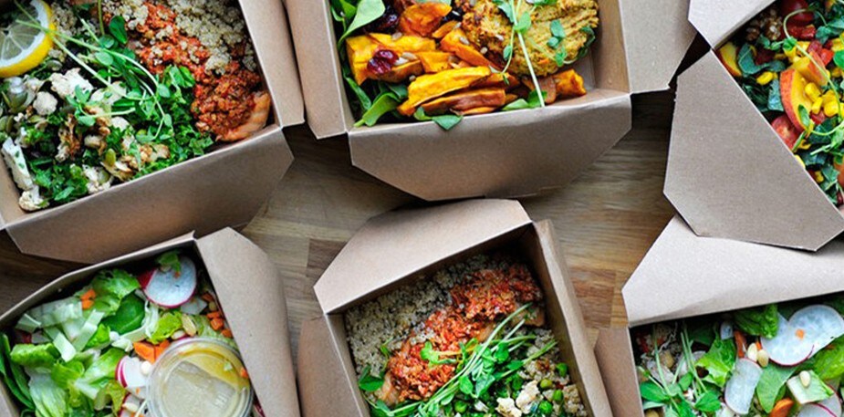Un assortiment de plats appétissants prêts à livrer Un assortiment de plats appétissants prêts à livrer