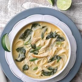 Soupe au poulet, coco et crevettes parfumée au cari Soupe au poulet, coco et crevettes parfumée au cari