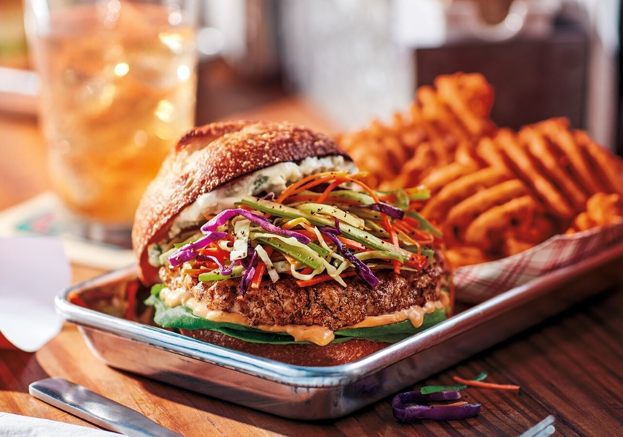 Burger au Poulet Buffalo avec frites Burger au Poulet Buffalo avec frites